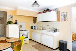 Wasserkocher mit Kaffee-/Teezubehör, Kühlschrank, Mikrowelle, Ofen