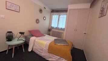 2 bedrooms, desk, iron/ironing board, free WiFi