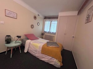 2 dormitorios, escritorio, tabla de planchar con plancha y cuna de viaje