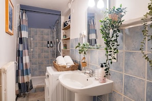 Dusche, Haartrockner, Handtücher, Seife