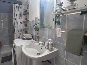 Dusche, Haartrockner, Handtücher, Seife