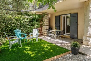 Outdoor dining - La Soleillade (Manosque)