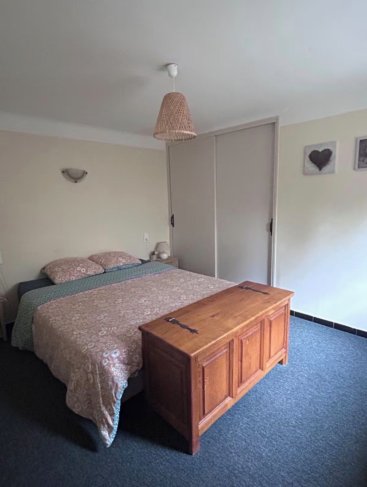 Escritorio, tabla de planchar con plancha, wifi gratis y ropa de cama