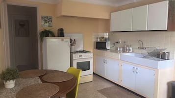 冰箱、微波炉、烤箱、炉灶