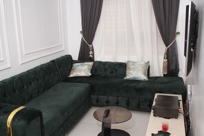 TV - Spacious 4-bedroom house in beautiful Lekki with AC and gym (Lekki)