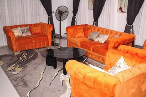 TV - Spacious 4-bedroom house in beautiful Lekki with AC and gym (Lekki)