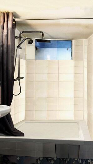 Shower, hair dryer, towels, soap - CentreParis (Paris)
