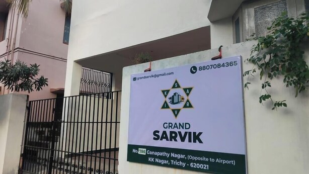 Schild für Grand Sarvik mit Kontaktinformationen und Adresse.