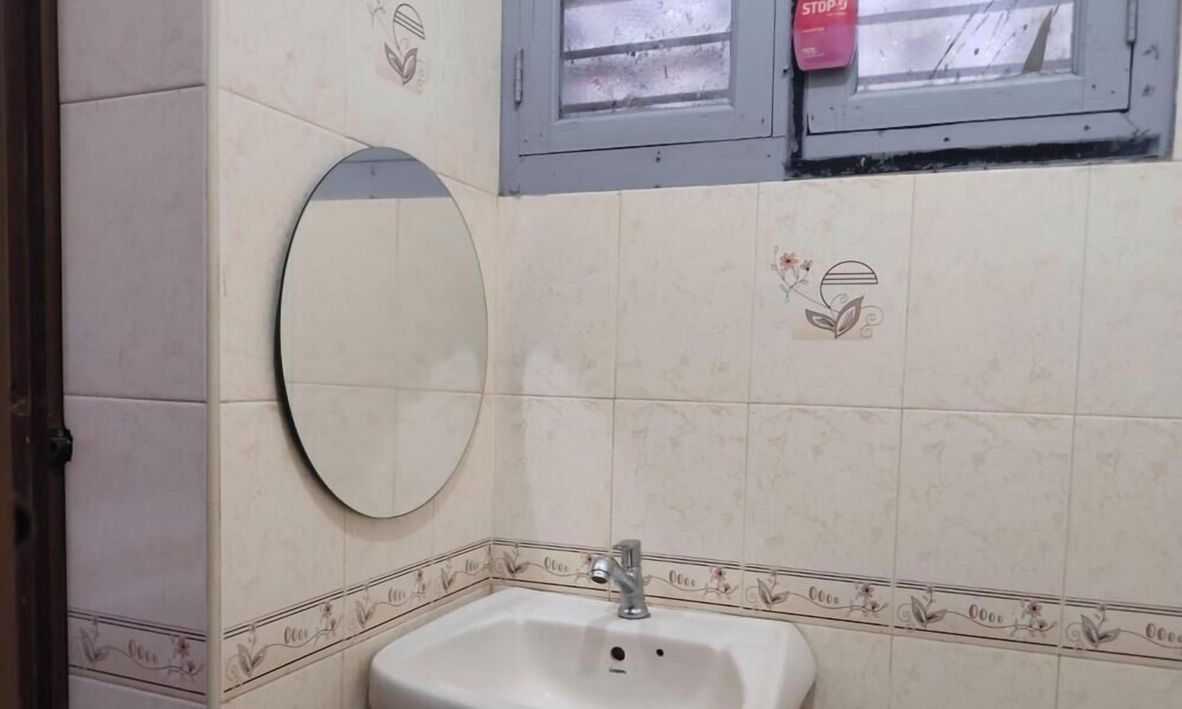 Habitación triple básica | Baño | Regadera, secadora de cabello, toallas, jabón 