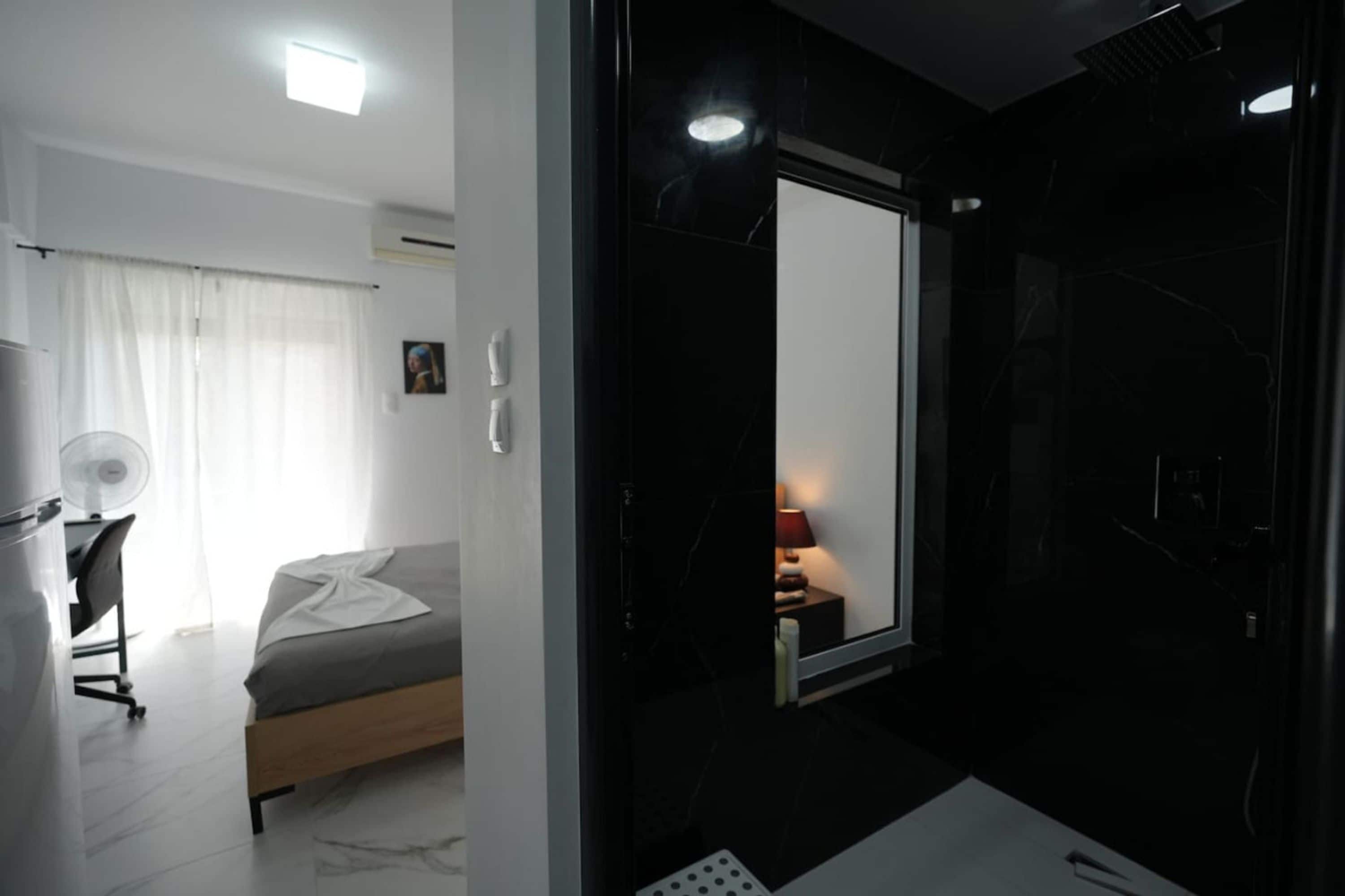 Ein modernes Schlafzimmer mit Bett, Nachttisch und einem großen Spiegel.