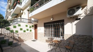 A residential building with a balcony, a door, and a window. - Lovely Front Garden 2 Bdrm Nea Smyrni (Nea Smirni)