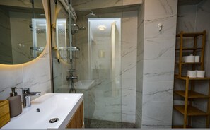 House - The Extravagant Studio in Pagkrati Near Stadium (Athens)