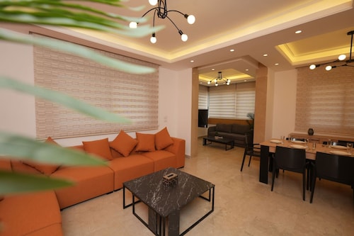 巴达罗橙色公寓三卧室全天候电力