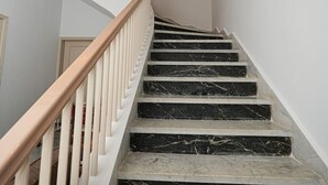 A staircase with a wooden handrail and marble steps. - The Ajaltoun Villa in Ajaltoun (Ajaltoun)