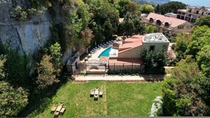 A hotel with a pool, surrounded by lush greenery and a cliff. - Keserwan s Hillside Resort and Venue (Aazra Wil Aazr)