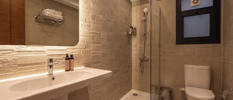 Douche, serviettes fournies, savon, shampoing