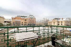 Apartamento conforto, sacada, vista para a cidade | Opções para refeição ao ar livre