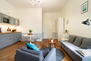 Apartamento clássico, vista para o pátio | Área de estar