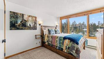 Escritorio, internet y ropa de cama