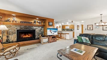 Televisión y chimenea