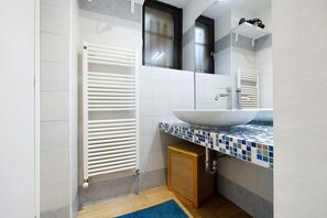 Een douche, een haardroger, handdoeken