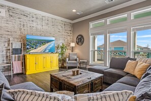 TV - Bowers Oasis - Close to beach, spacious, well appointed. (Crystal Beach)