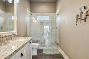 Shower - Bowers Oasis - Close to beach, spacious, well appointed. (Crystal Beach)