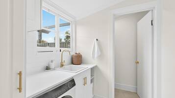 House, 3 Bedrooms, Smoking, Terrace | Laundry