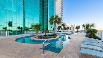 Una piscina techada, una piscina al aire libre