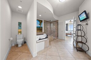 Apartamento Signature, 3 habitaciones, balcón, vistas a la playa | Baño | Ducha y bañera combinadas y artículos de higiene personal gratuitos
