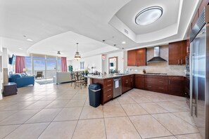 Signature-Apartment, 3 Schlafzimmer, Balkon, Strandblick | Eigene Küche | Kühlschrank, Mikrowelle, Ofen, Herdplatte