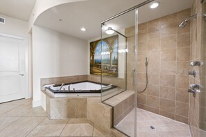 Appartamento Signature, 3 camere da letto, balcone, vista spiaggia | Bagno | Combinazione doccia/vasca, set di cortesia gratuito, asciugamani, sapone