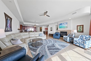 Signatur-lejlighed - 3 soveværelser - balkon - strandudsigt | Stue | 65-tommers smart-tv med satellitkanaler