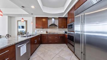 시그니처 콘도, 침실 3개, 발코니, 해변 전망 | 전용 주방 | 냉장고, 전자레인지, 오븐, 쿡탑