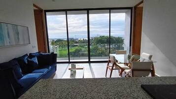 Comfort Apartment, Beach View | Living area