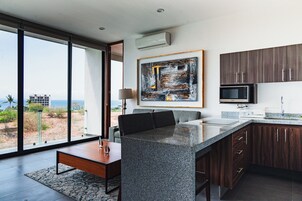 Refrigerador con freezer, placa de cocina, utensilios de cocina