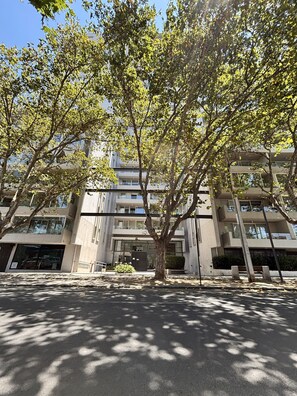 Exterior - Sophisticated 2-Bedroom Apartment with Views of Barrio Italia and Jacuzzi (Ñuñoa)