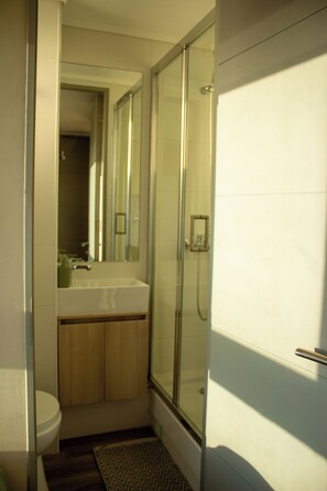 Shower, hair dryer, towels, soap - Sophisticated 2-Bedroom Apartment with Views of Barrio Italia and Jacuzzi (Ñuñoa)
