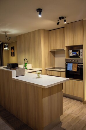 Private kitchen - Sophisticated 2-Bedroom Apartment with Views of Barrio Italia and Jacuzzi (Ñuñoa)