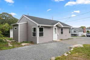 Exterior - Beach Bound - Cape Ann Coastal Escape (Gloucester)