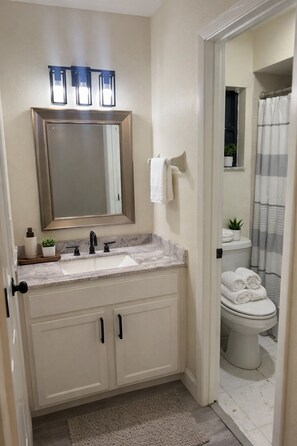 Regadera, secadora de cabello, toallas, jabón 