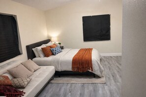 4 habitaciones, tabla de planchar con plancha, wifi y ropa de cama 