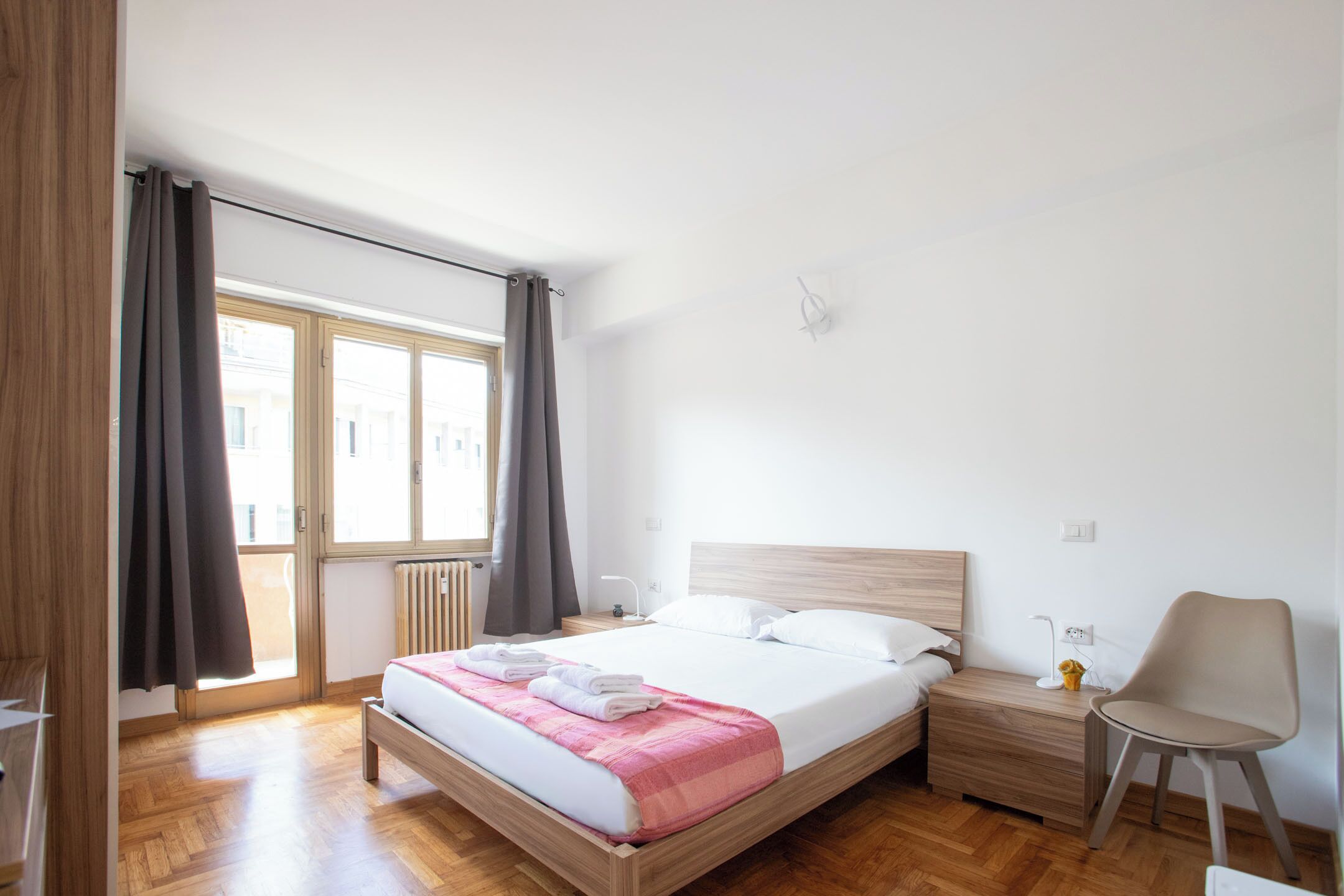 Tabla de planchar con plancha, wifi, ropa de cama