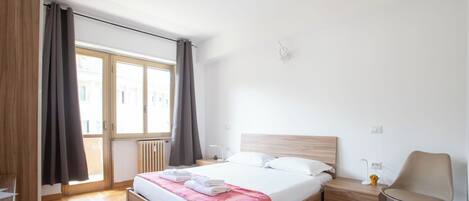 Tabla de planchar con plancha, wifi, ropa de cama