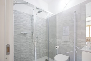 Shower, hair dryer, bidet, towels - Modern facility 50mt from metro line An and walking distance from Vatican museums (Roma)