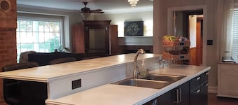 3-bedroom house in lovely Asheboro with AC for your stay