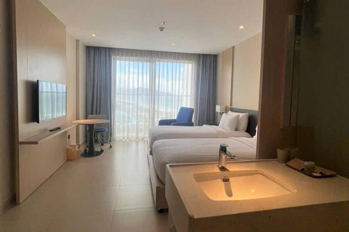 Desk, blackout curtains, soundproofing, free WiFi