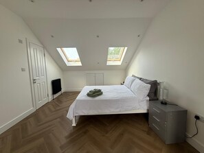 Een strijkplank/strijkijzer, wifi, beddengoed