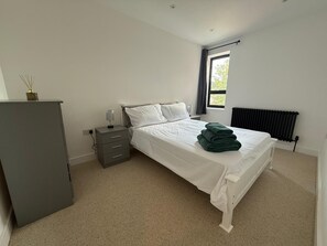 Een strijkplank/strijkijzer, wifi, beddengoed