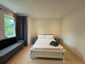 Een strijkplank/strijkijzer, wifi, beddengoed